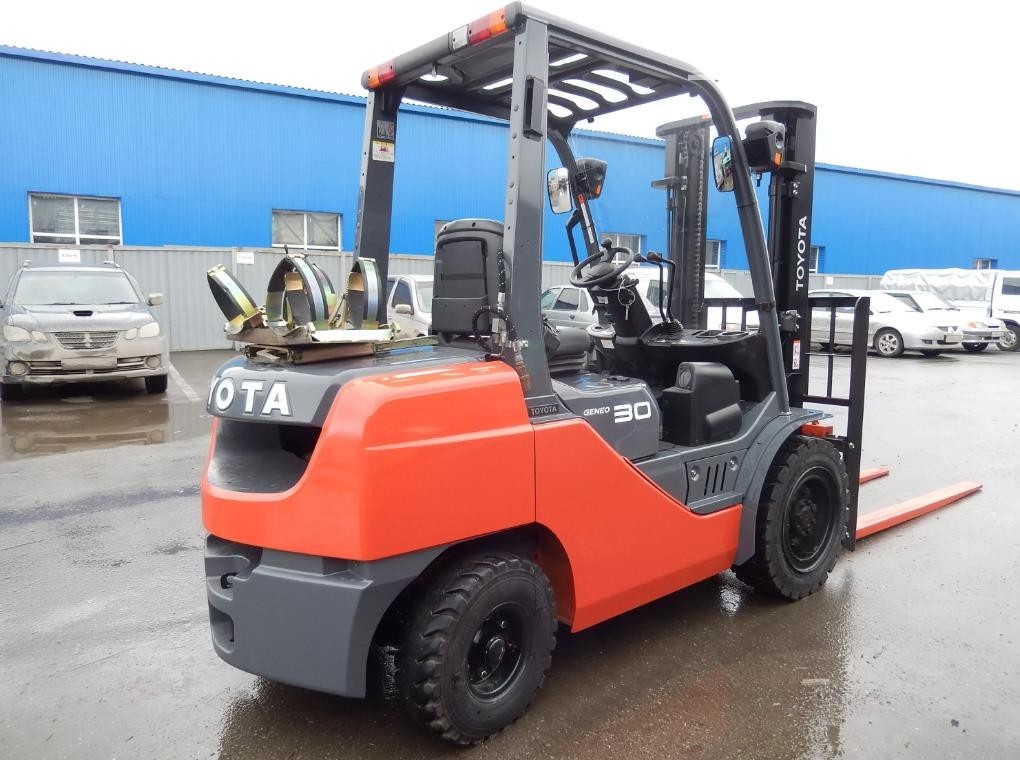 TOYOTA FG30 вилочный погрузчик в аренду TOYOTA FG30 вилочный погрузчик в аренду